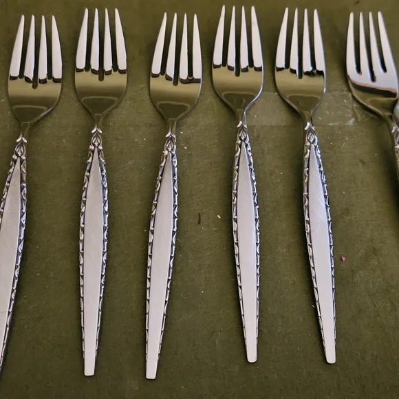 43 Piece Oneida Venitian Silverware Will Ship W/O Box Box Is Roughed Up